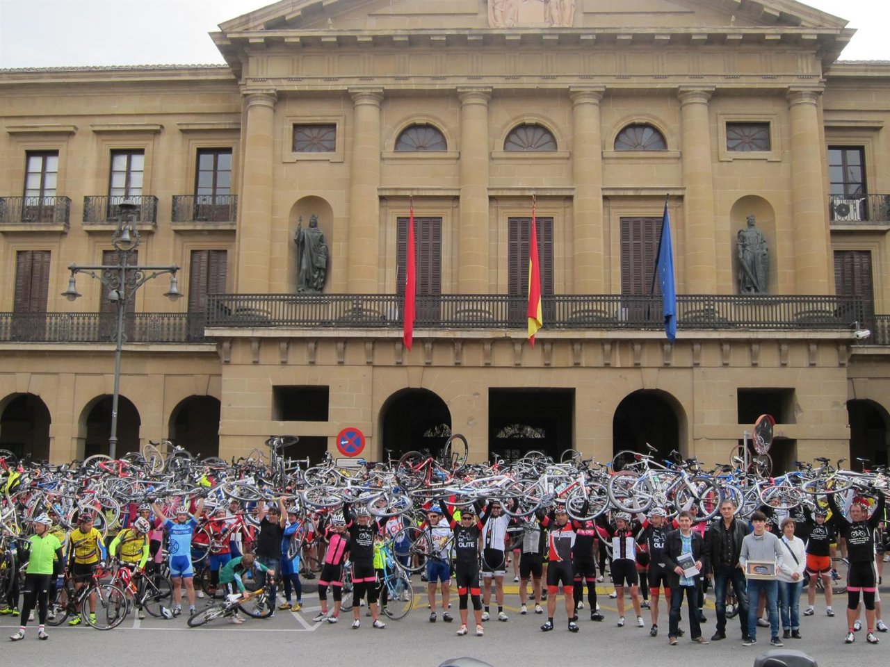 Participantes de la segunda marcha 'Bicicleta Blanca' ante el Palacio de Navarra
