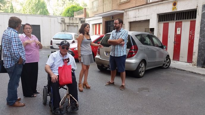 Visita del PSOE a la calle Loma del Dílar de Granada