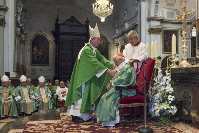 El cardenal Cañizares recibe por parte del Nuncio el  Palio Arzobispal