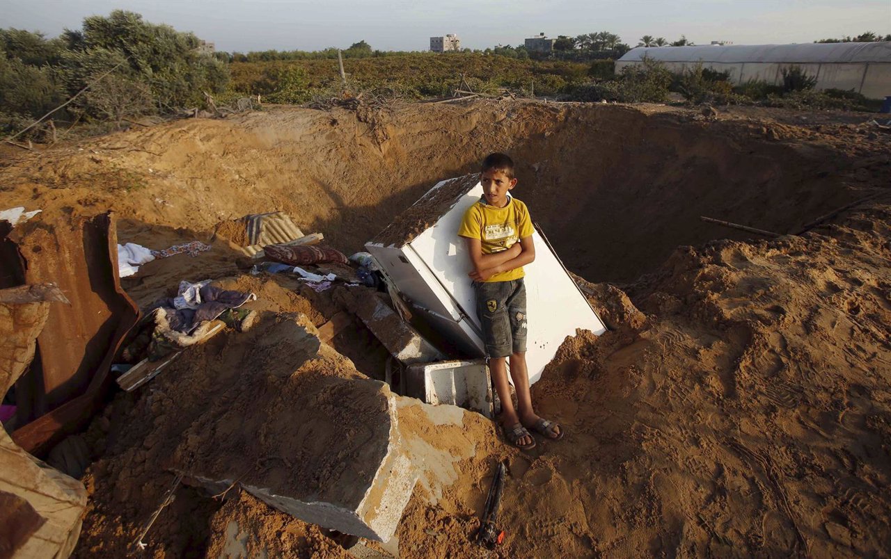 Cráter dejado por el bombardeo israelí sobre una casa en Gaza