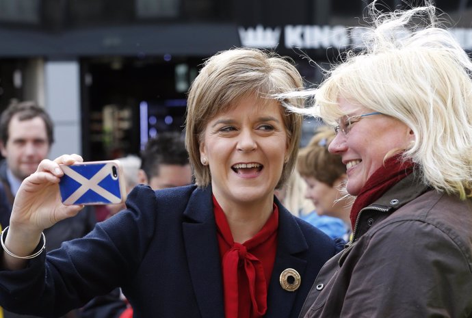 La ministra principal de Escocia, Nicola Sturgeon, hacíendose un 'selfie'