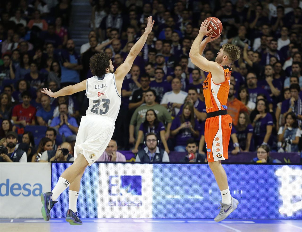 Llull intenta taponar un tiro del Valencia Basket