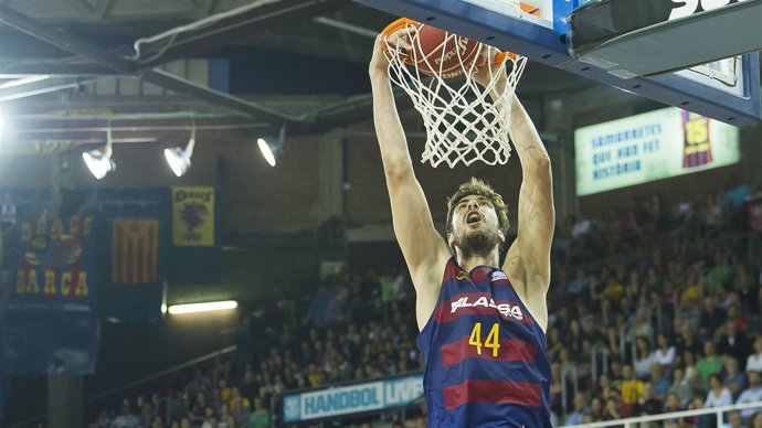 Ante Tomic machaca el aro en un Barça-CAI