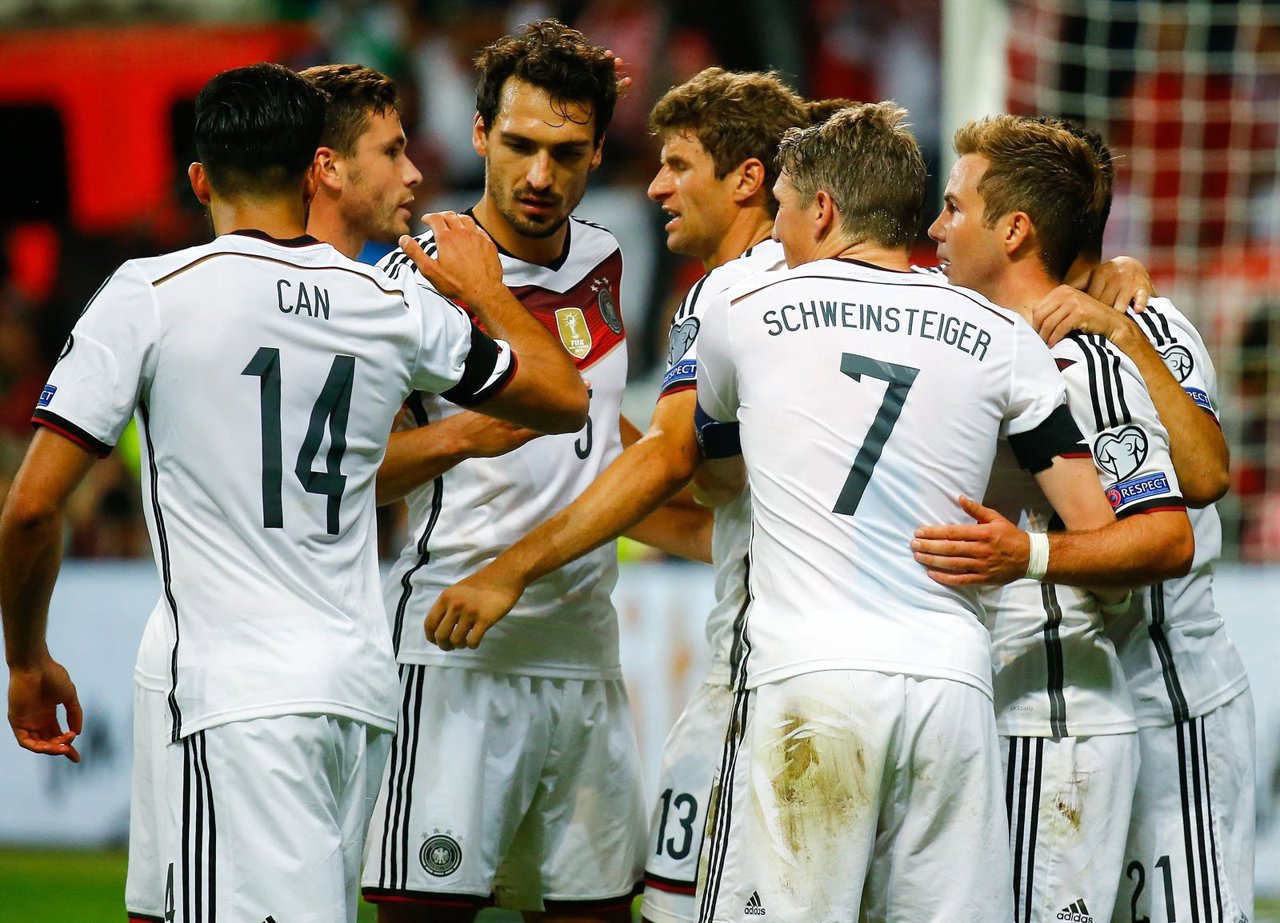 Muller celebra con Goetze y Schweinsteiger un gol alemán