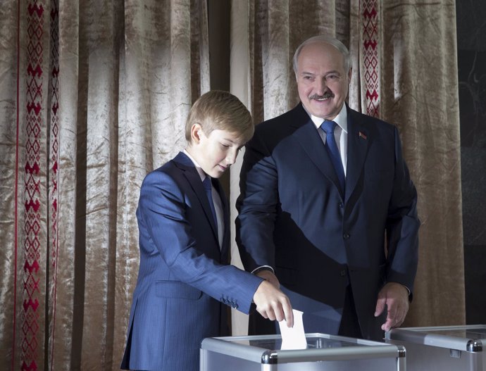 El presidente de Bielorrusia, Lukashenko, votando junto a su hijo, Nicolai