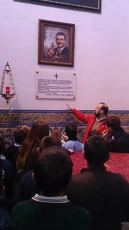 Escolares visitan el baptisterio donde reposan los restos de Manuel Siurot. 