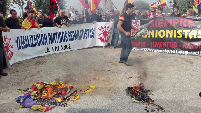 Quema de 'estelades' en una marcha del 12-O en Barcelona