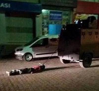 Suspendidos dos policías por arrastrar el cadáver de un miembro del PKK por las calles de Sirnak