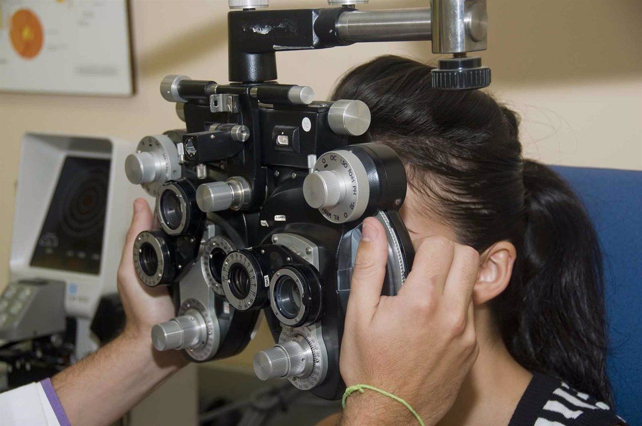 Una paciente se somete a una prueba por parte de un óptico