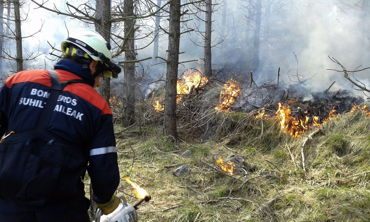 Un bombero trabajando en una quema controlada 