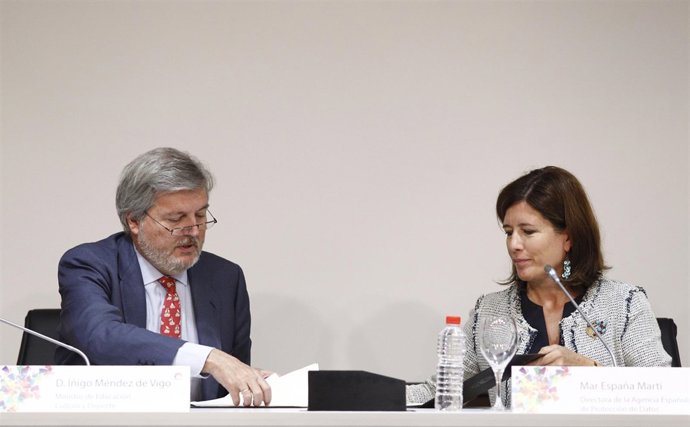 El ministro de Educación, Cultura y Deporte, Íñigo Méndez de Vigo, y Mar España
