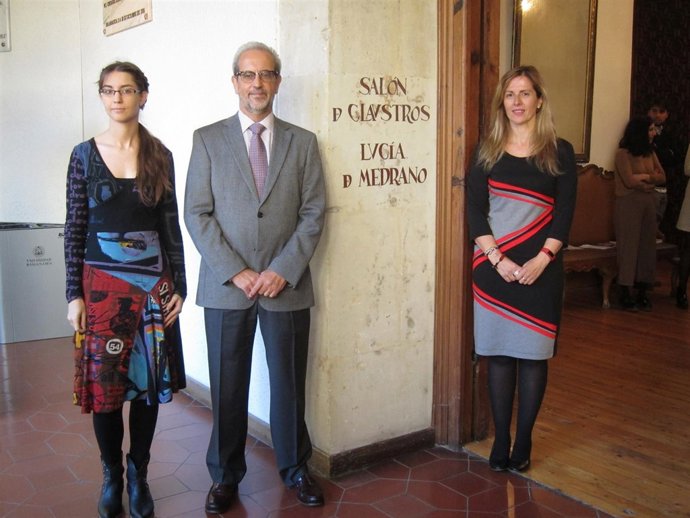 Sonsoles Fernández, el rector de la USAL y la directora de la Unidad de Igualdad