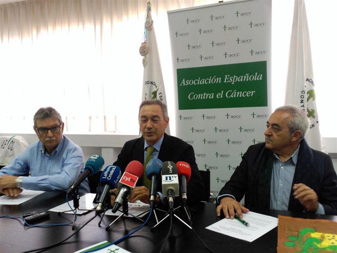 Serafín de Abajo (centro) junto con Ramón Villa (derecha) y Pedro Fernández.