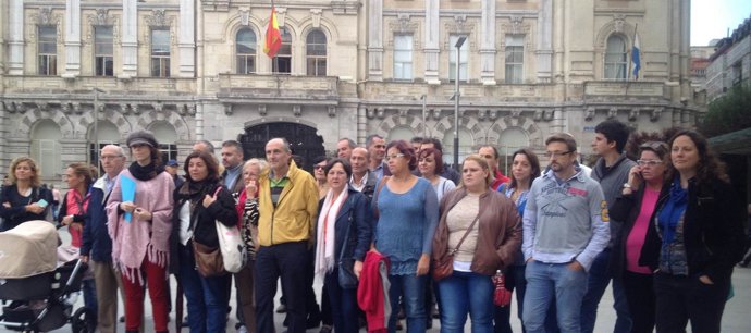 Vecinos del Pilón en la plaza del Ayuntamiento