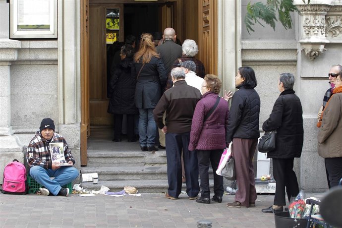 Pobreza, pobre, indigente, mendigo, sin techo, persona pidiendo en la calle