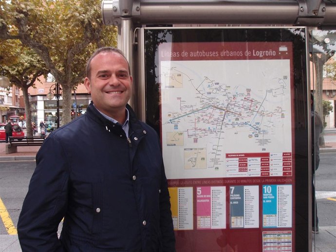 El concejal Francisco Iglesias junto a marquesina de autobús en Logroño