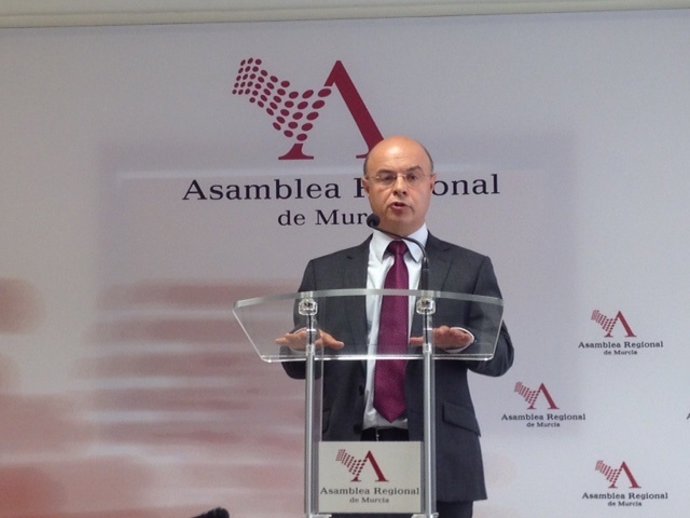 EL CONSEJERO DE ECONOMÍA Y HACIENDA, ANDRÉS CARRILLO EN LA  ASAMBLEA