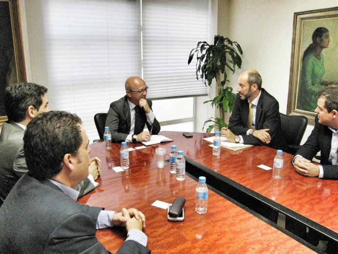 El consejero de Desarrollo Económico se reúne con la junta directiva Adimur