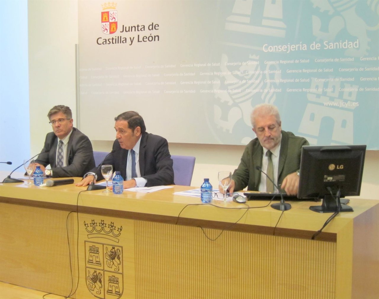 El consejero de Sanidad (centro) presenta la campaña