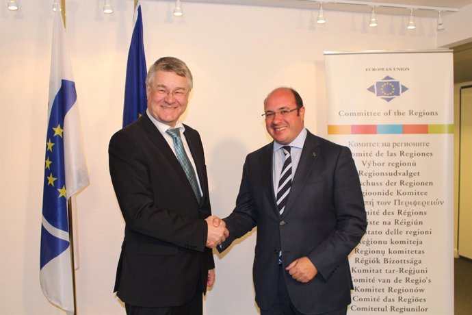 Úne En Bruselas Con El Presidente Del Comité