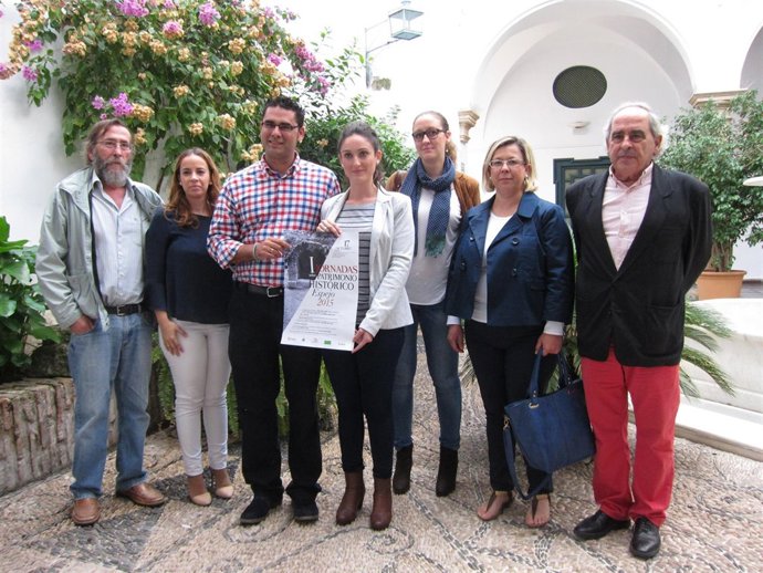 Florentino Salas y Carmen Gómez (centro) muestran el cartel de la jornada