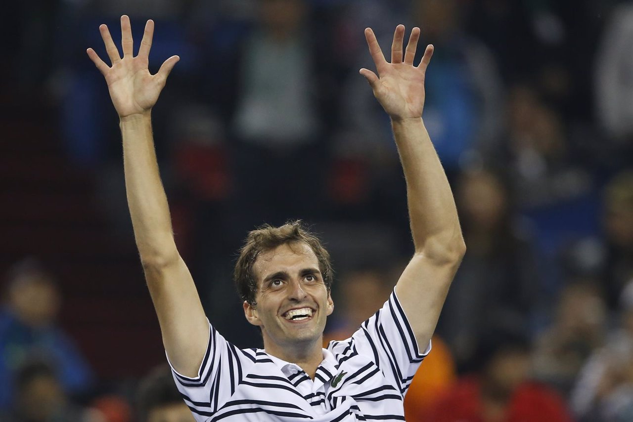 Albert Ramos celebra su victoria ante Federer