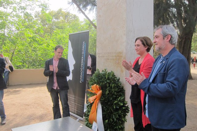 Concejal Jaume Asens, alcaldesa Ada Colau, ante el monumento a Ferrer i Guàrdia