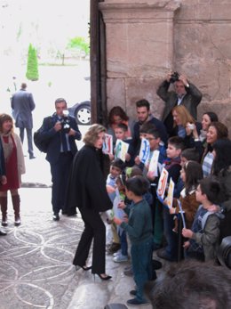La rena Letizia saluda los niños de San Millán a su llegada al Monasterio