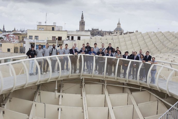 Sevilla con su club de baloncesto.