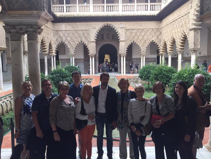Delegación de agentes de lujo en los Reales Alcázares