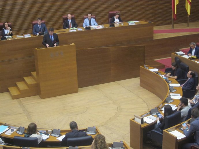 Puig en la tribuna de las Corts en el debate sobre financiación 