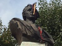 Clavan un hacha en la cabeza de una estatua de Colón en Detroit