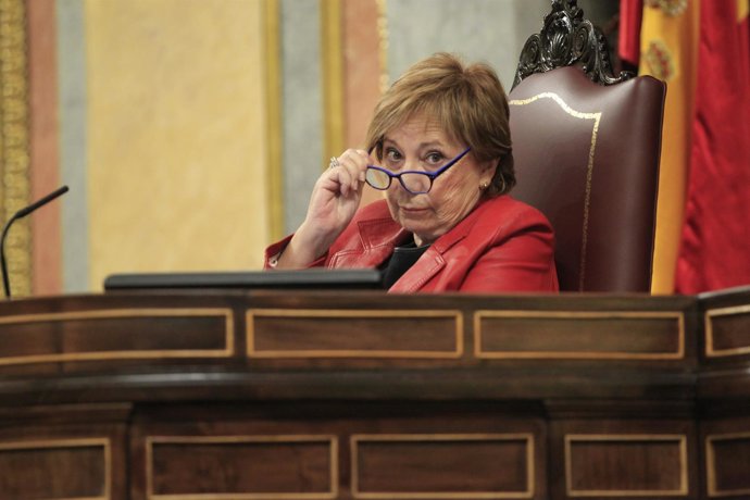 Celia Villalobos presidiendo el pleno del Congreso