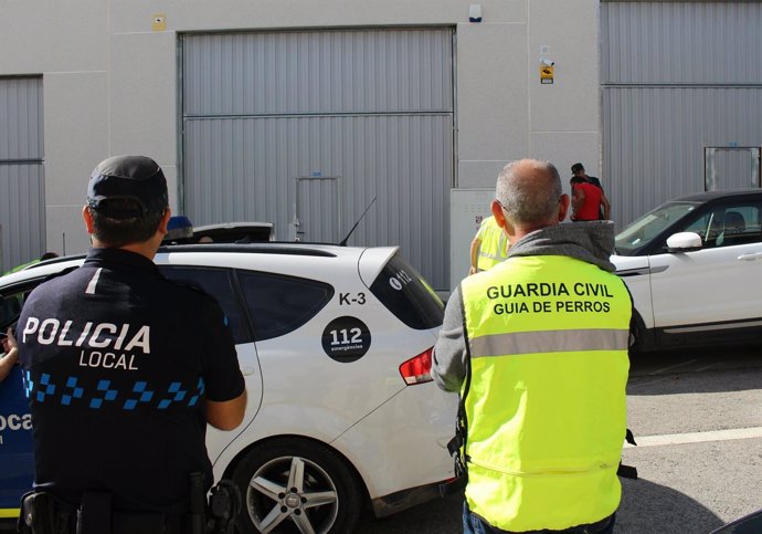 Registro de la Guardia Civil y la policía local en una asociación de Calafell