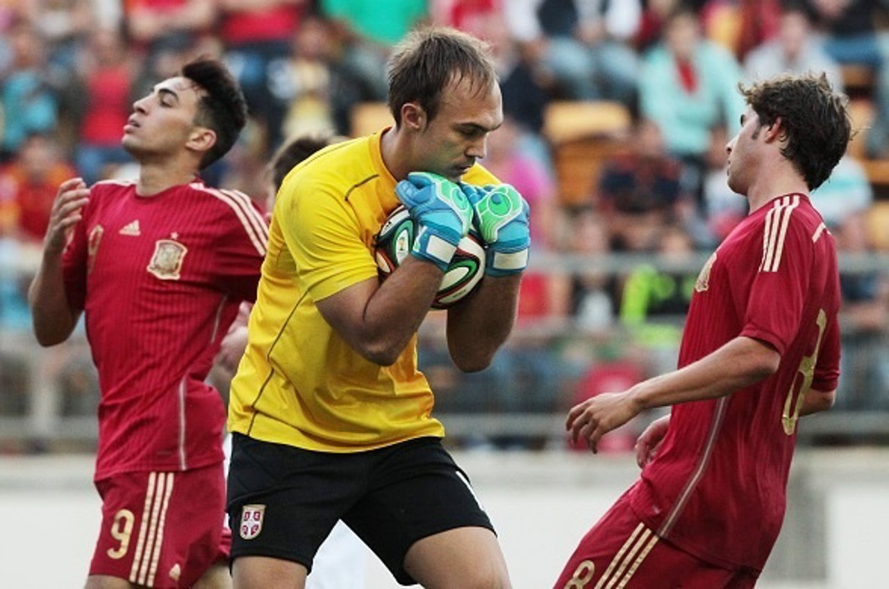 Munir pelea un balón con la selección española Sub-21