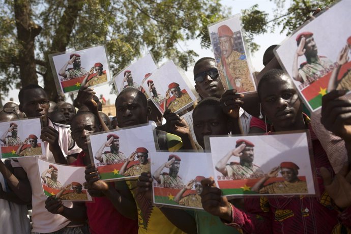 Un grupo de gente muestra imágenes del expreside de Burkina Faso Thomas Sankara