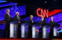 Los candidatos demócratas hablan de inmigración, control de armas y los correos de Clinton en su primer debate