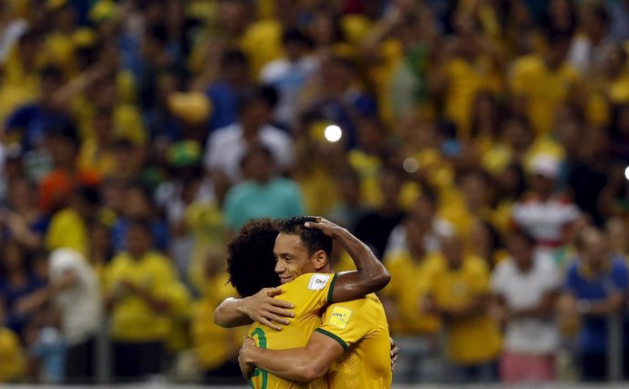 Willian y Oliveira celebran uno de los goles del Brasil-Venezuela