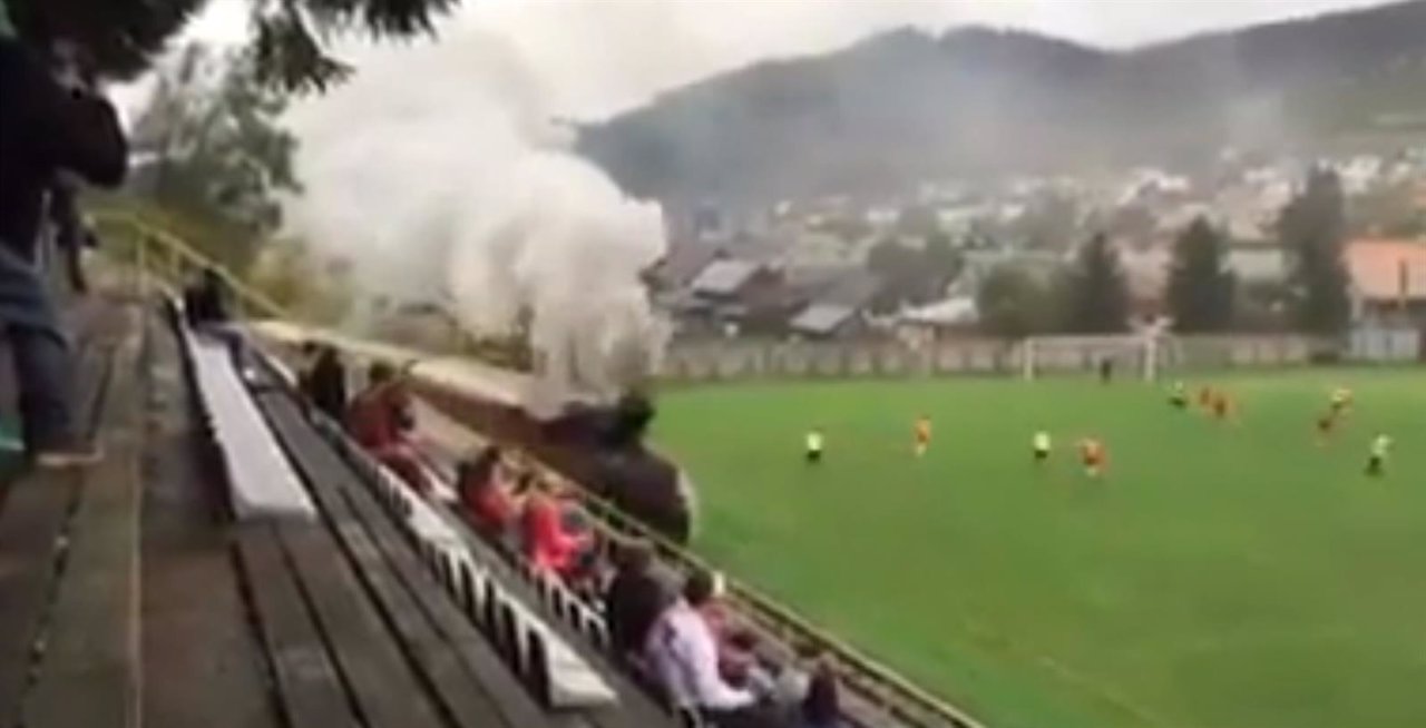 Tren a vapor pasa por campo de fútbol