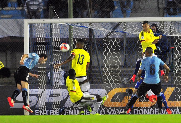 Godín cabecea el 1-0 en el Uruguay-Colombia