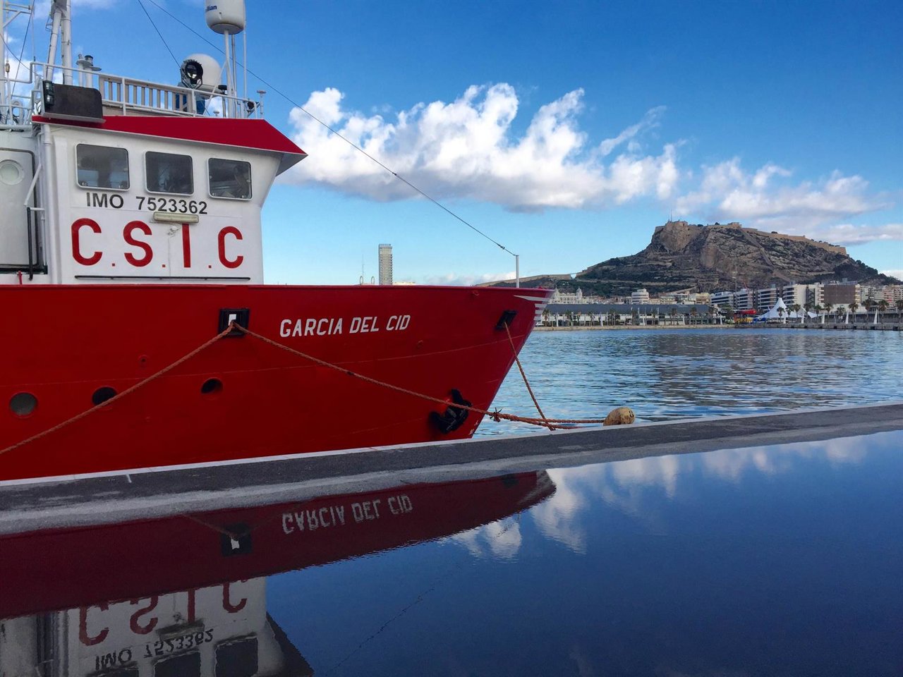 El barco desde el que realizarán las tareas de recogida 