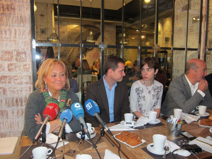 Mercedes FErnández durante un desayuno informativo