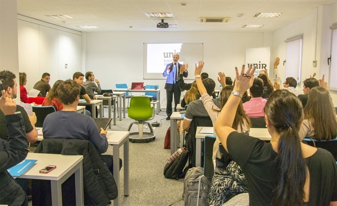 Aula de la UNIR con alumnos