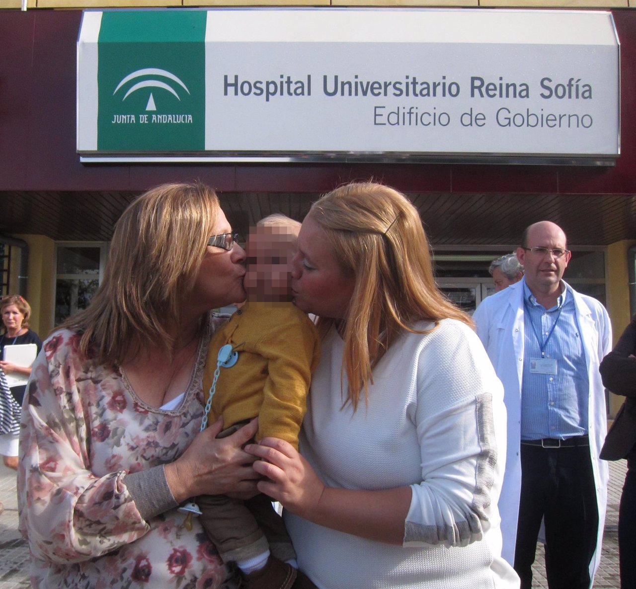 La abuela y la madre con el niño que recibe el trasplante de hígado