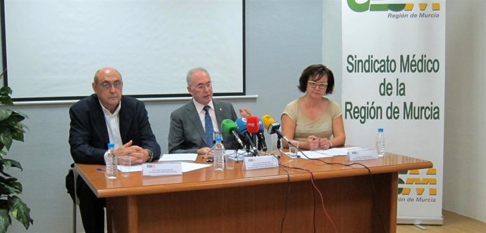 Rueda de prensa Sindicato Médico, con Francisco Miralles, en el centro