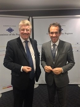 Marc Pons, con el presidente del Comité de las Regiones, Markku Markkula.