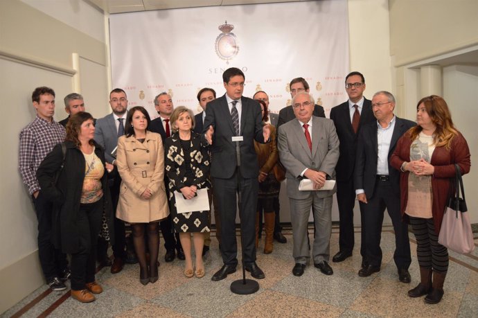 Óscar López y otros dirigentes del PSOE, en rueda de prensa en el Senado