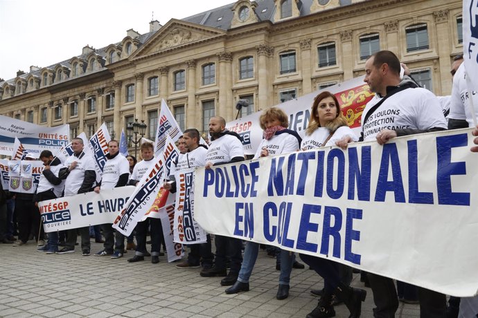 Policías manifestándose en París 