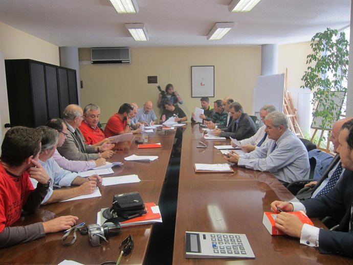 Firma del acuerdo laboral de Sniace en octubre de 2014 (Archivo)