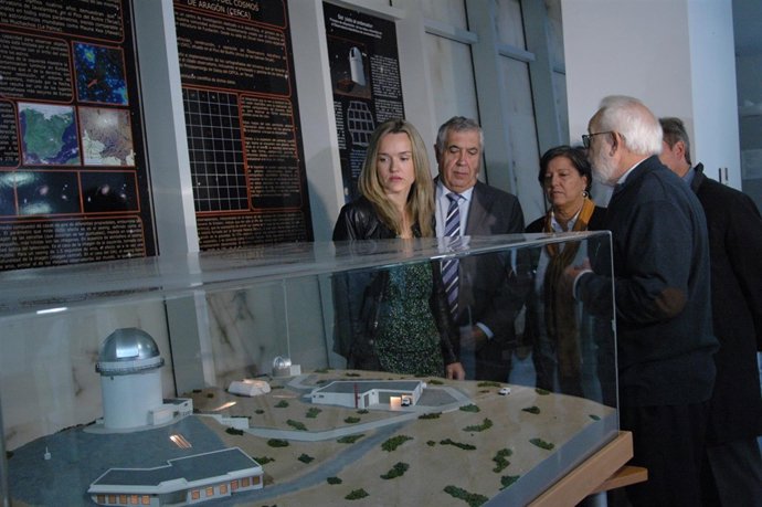 Moles, Alegría y Antonio Arrufat ante la maqueta del proyecto Galáctica